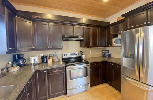 Fairways Ski Chalet | Morrisey Chalet At Sun Peaks: Stunning Mountain Home In Pristine Setting!