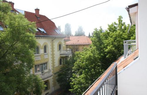 Szeged House | Mosoly Szallashely