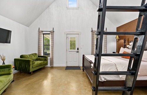 Dripping Springs Cottage | 'Moss Cottage' - Hill Country Views- Allegro Venue