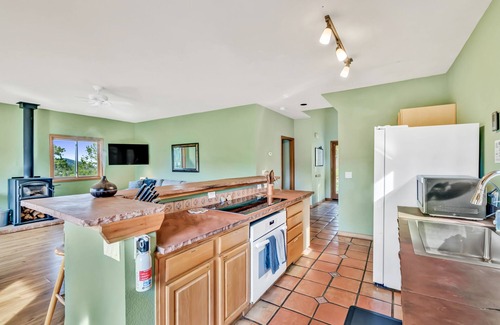 Nederland Cabin | Moss Rocks Tranquil Mtn Retreat~AC~Ev charger~pwr wall~firepit~cornhole~foosball