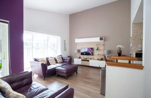 Glasgow Apartment | Mosspark Boulevard Exec Apartment ii - Free Parking