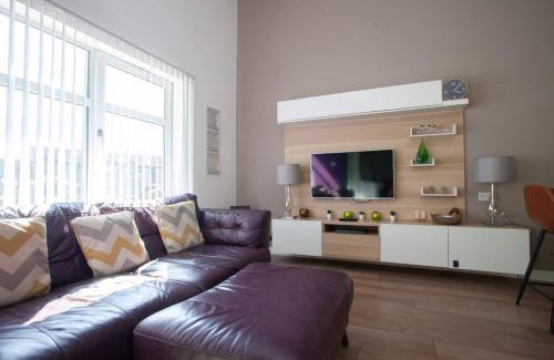 Glasgow Apartment | Mosspark Boulevard Exec Apartment ii - Free Parking