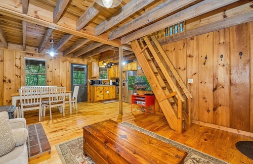 West Jefferson Cabin | Mossy Top Log Cabin + Hot Tub + Hiking to New River