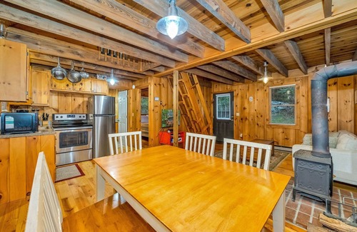 West Jefferson Cabin | Mossy Top Log Cabin + Hot Tub + Hiking to New River
