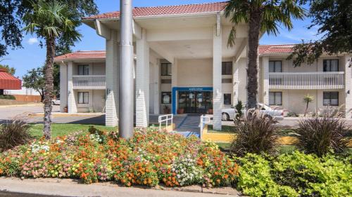 Addison Hotel | Motel 6-Addison, TX - Dallas