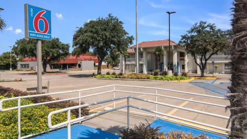 Addison Hotel | Motel 6-Addison, TX - Dallas