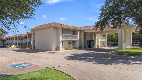 Addison Hotel | Motel 6-Addison, TX - Dallas