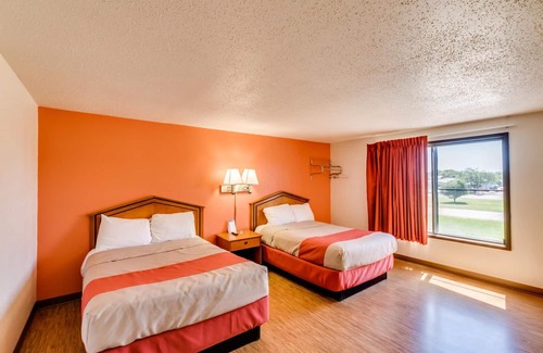 Albert Lea Hotel | Motel 6 Albert Lea, MN