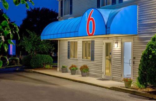 Bethel Hotel | Motel 6 Bethel, CT - Danbury
