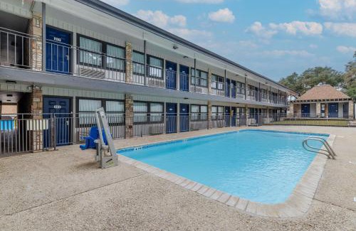 Boerne Hotel | Motel 6-Boerne, TX
