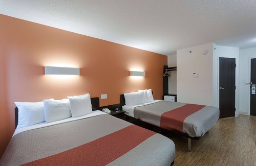 Brandon Hotel | Motel 6 Brandon, MB
