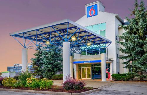 Burlington Hotel | Motel 6-Burlington, ON - Toronto West - Oakville