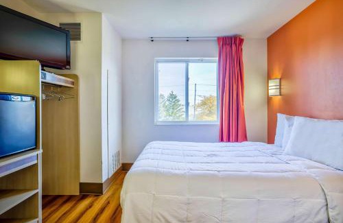 Burlington Hotel | Motel 6-Burlington, ON - Toronto West - Oakville