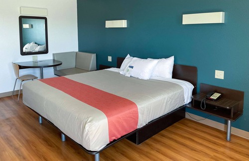 Cameron Hotel | Motel 6 Cameron, MO