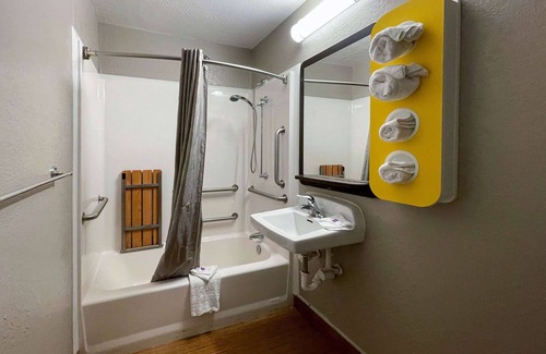 Camp Springs Hotel | Motel 6 Camp Springs, DC - South Camp Springs