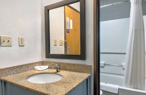 Southwest Area Hotel | Motel 6 Cedar Rapids, IA - Airport