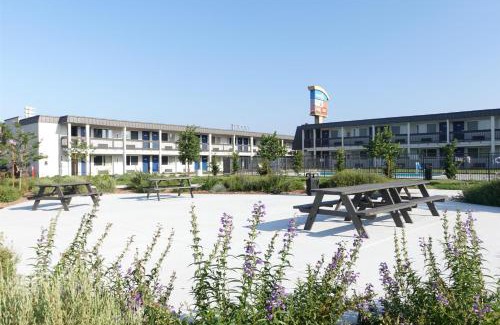 Claremont Hotel | Motel 6-Claremont, CA