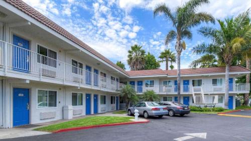 Halecrest Hotel | Motel 6-Costa Mesa, CA