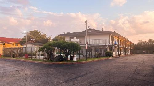 Pleasant Grove Hotel | Motel 6 Dallas, TX – St. Augustine/HWY 175