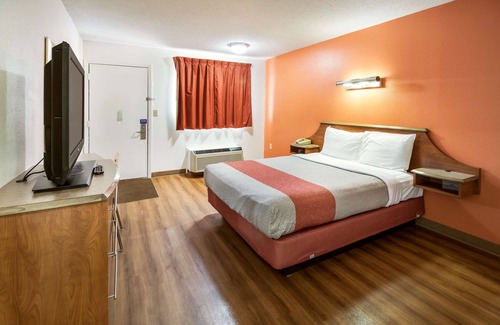 Dayton Hotel | Motel 6 Dayton, OH - Englewood