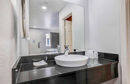Denton Hotel | Motel 6 Denton, TX - UNT
