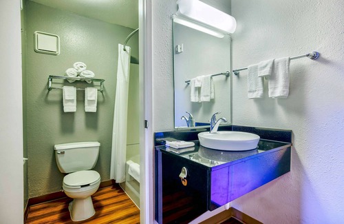 Duluth Hotel | Motel 6 Duluth, MN