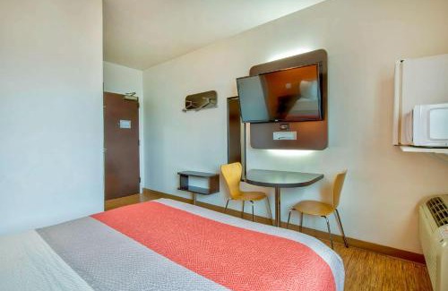 Eagle Pass Hotel | Motel 6-Eagle Pass, TX - Lakeside