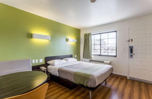 Biggs Field Hotel | Motel 6-El Paso, TX - East
