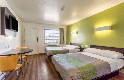 Biggs Field Hotel | Motel 6 El Paso, TX - East