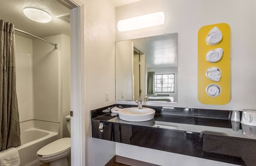 Biggs Field Hotel | Motel 6 El Paso, TX - East