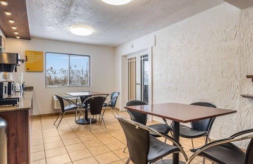Elk Grove Village Hotel | Motel 6 Elk Grove Village, IL