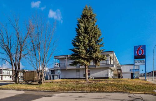 Fort St. John Hotel | Motel 6-Fort St. John, BC