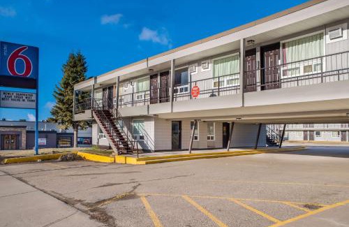 Fort St. John Hotel | Motel 6-Fort St. John, BC