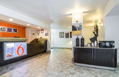 Glendale Hotel | Motel 6 Glendale, AZ