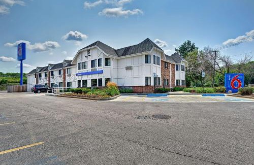 Glenview Hotel | Motel 6-Glenview, IL - Chicago North