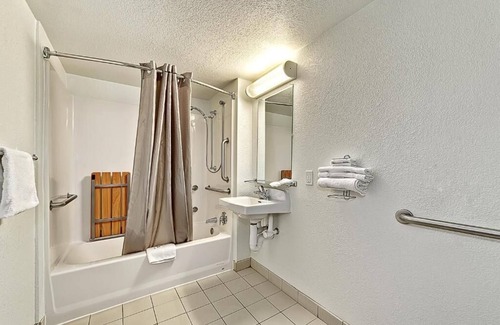 Glenview Hotel | Motel 6 Glenview, IL - Chicago North