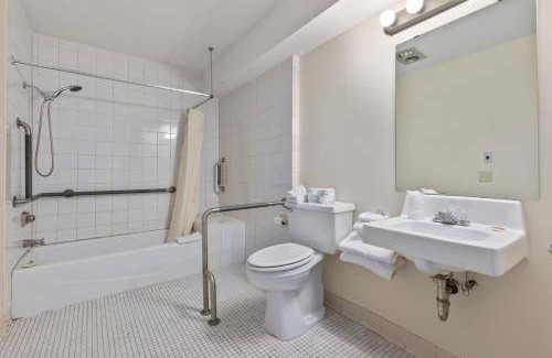 Breezy Point Hotel | Motel ∙ 6 guests