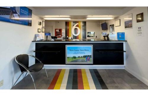 Janesville Hotel | Motel 6-Janesville, WI