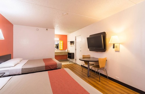 Joliet Hotel | Motel 6 Joliet, IL - I-80