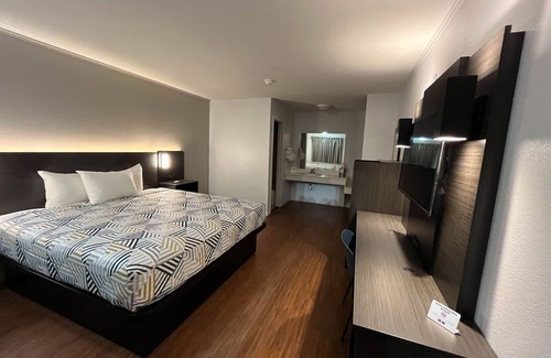 Junction Hotel | Motel 6 Junction, Texas - Llano River