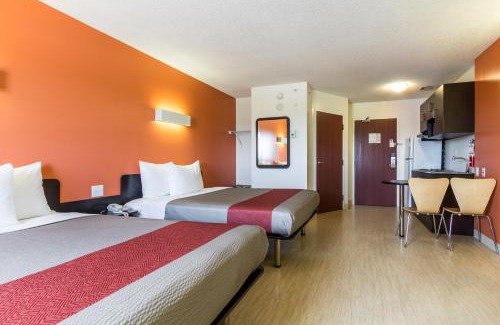 Kingston Hotel | Motel 6-Kingston, ON