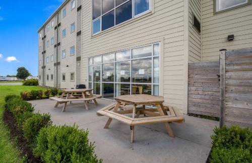 Kingston Hotel | Motel 6-Kingston, ON