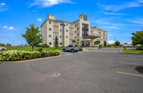 Kingston Hotel | Motel 6-Kingston, ON