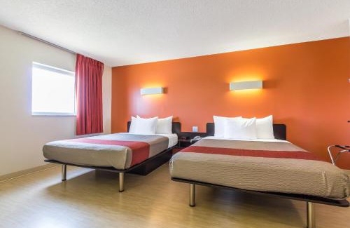 Kingston Hotel | Motel 6-Kingston, ON