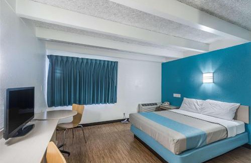Kokomo Hotel | Motel 6-Kokomo, IN