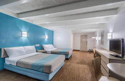 Kokomo Hotel | Motel 6-Kokomo, IN