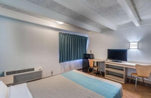 Kokomo Hotel | Motel 6-Kokomo, IN