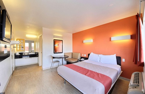 Bonanza Hotel | Motel 6 Laredo, TX - South
