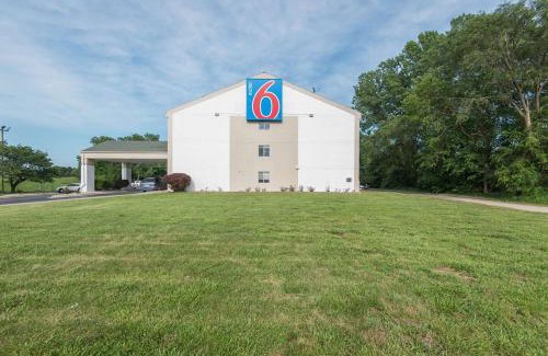 Lawrence Hotel | Motel 6-Lawrence, KS