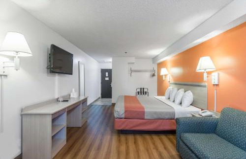 Lawrence Hotel | Motel 6-Lawrence, KS